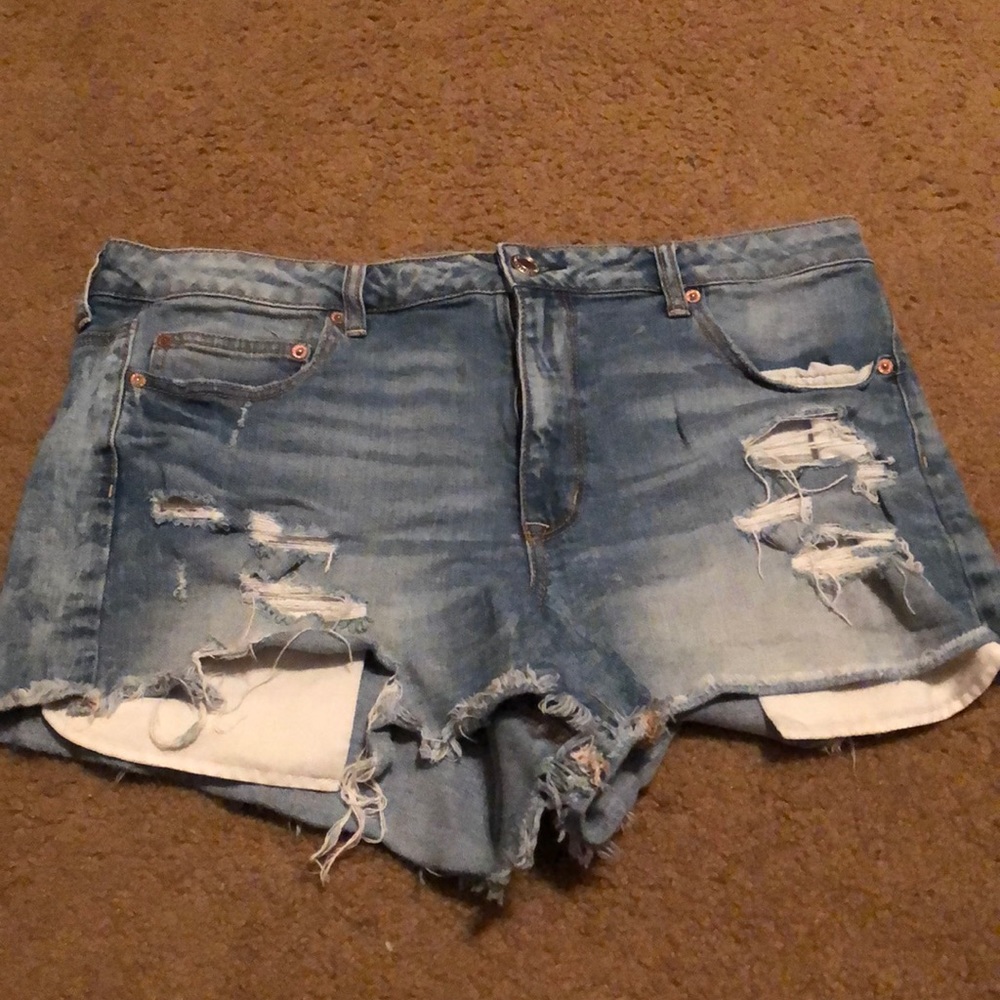 Distressed American Eagle Light denim jean shorts!